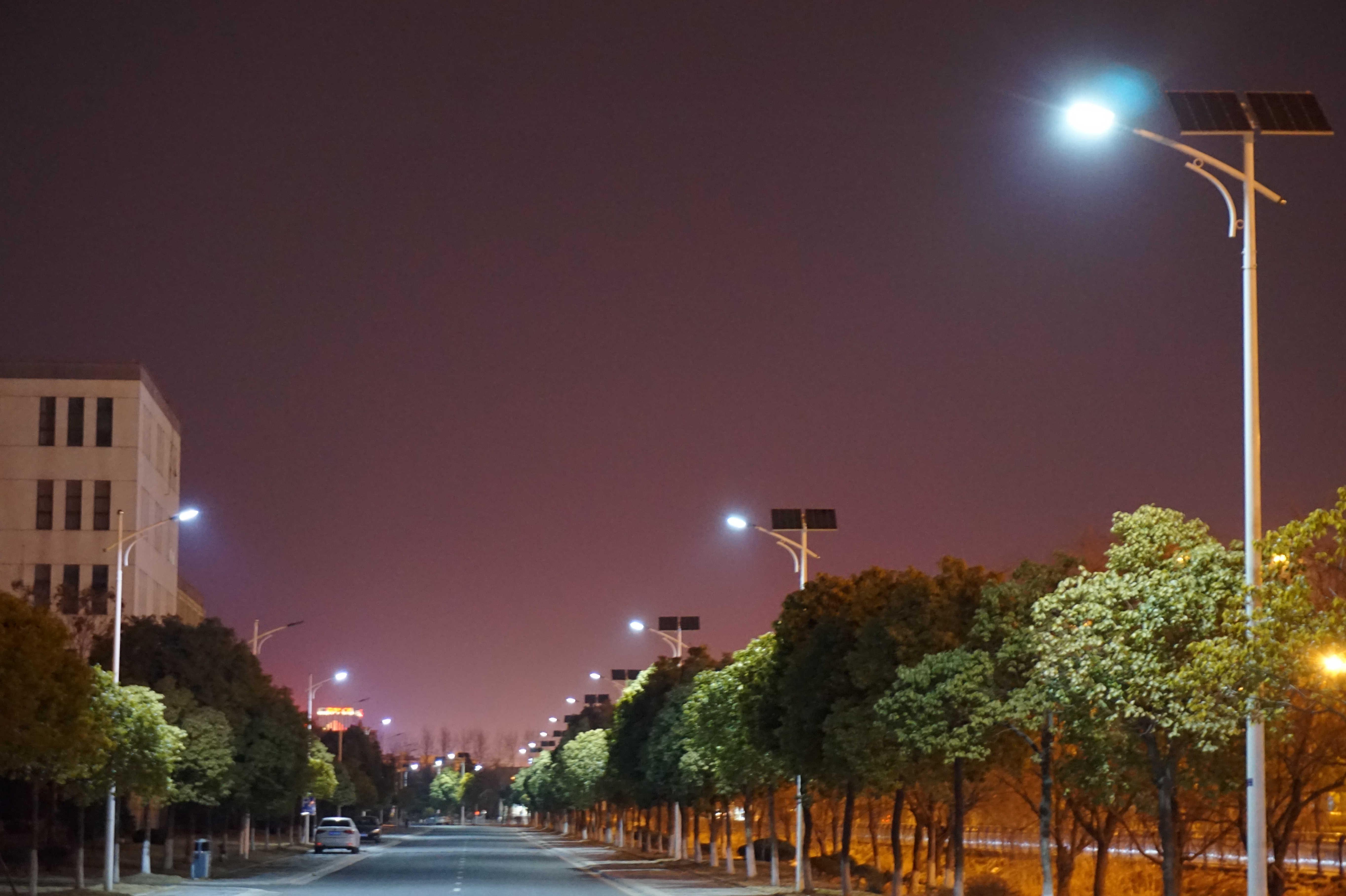 Several factors that endanger the service life of solar street lamps-Hishine